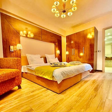 Royal Studio Apartment With A Perfect View - Yamaluxe Bukarest Eksteriør billede