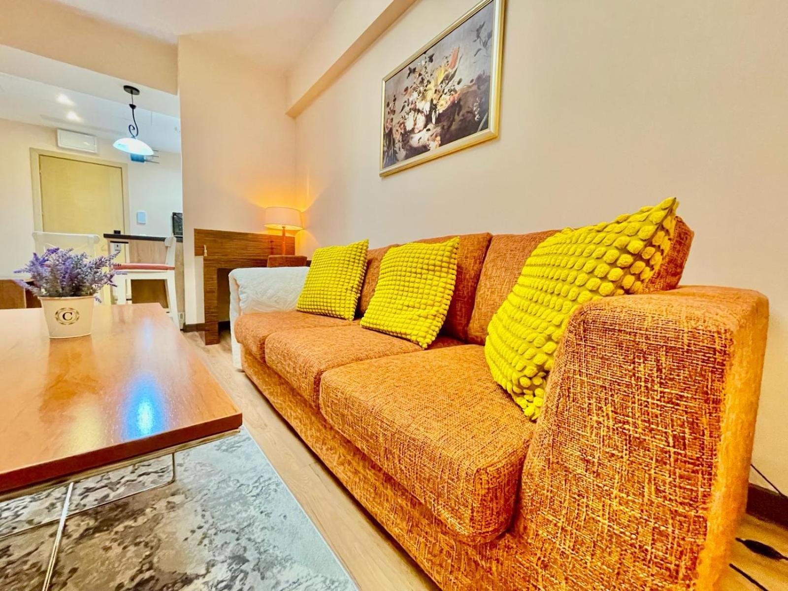 Royal Studio Apartment With A Perfect View - Yamaluxe Bukarest Eksteriør billede