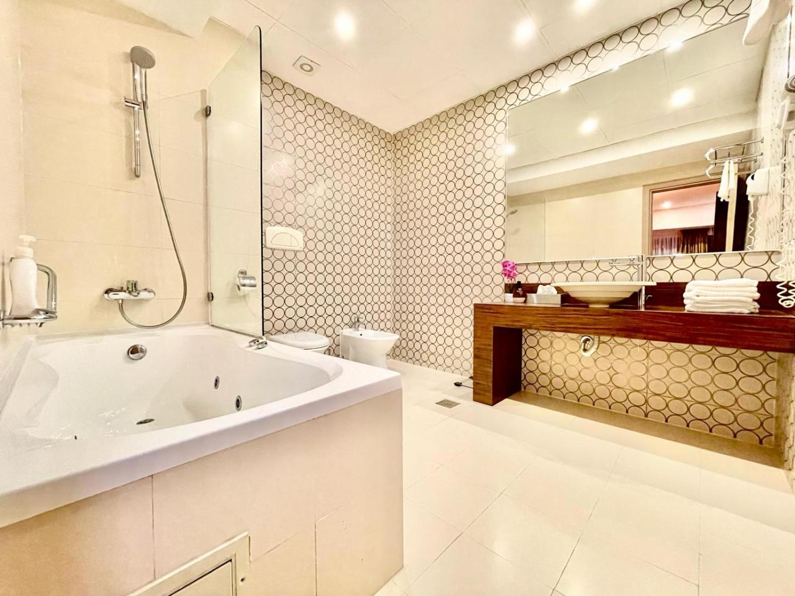 Royal Studio Apartment With A Perfect View - Yamaluxe Bukarest Eksteriør billede