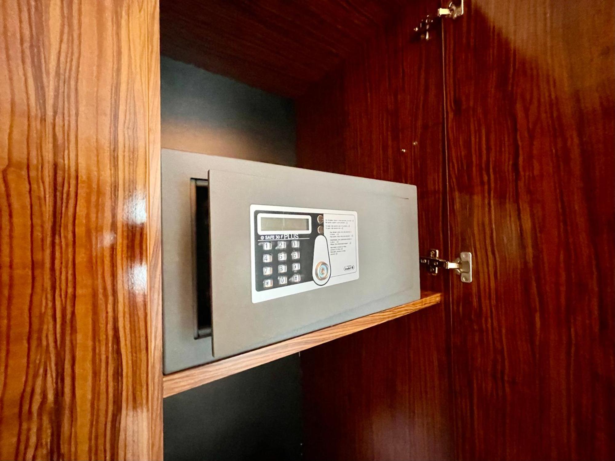 Royal Studio Apartment With A Perfect View - Yamaluxe Bukarest Eksteriør billede