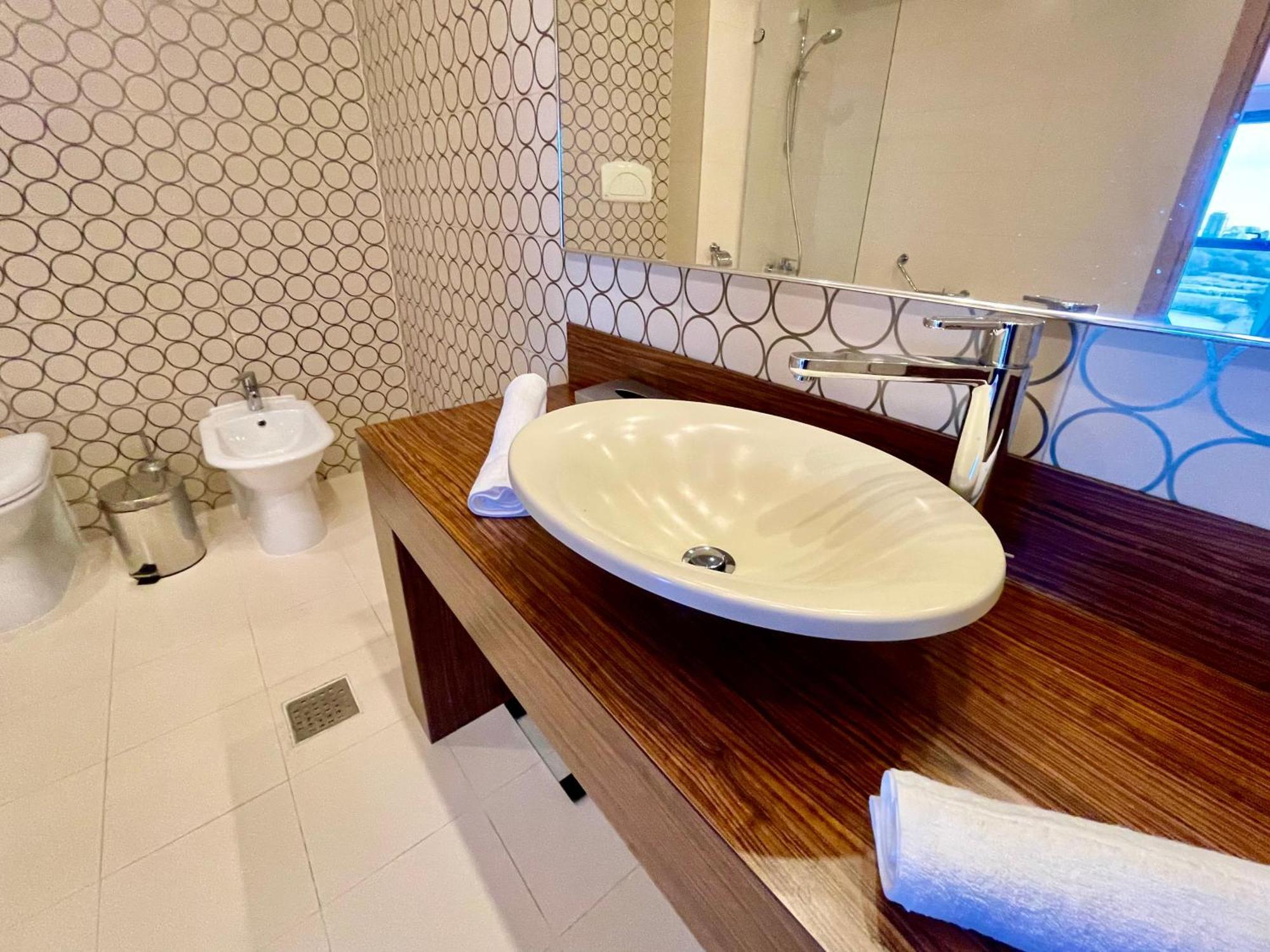 Royal Studio Apartment With A Perfect View - Yamaluxe Bukarest Eksteriør billede