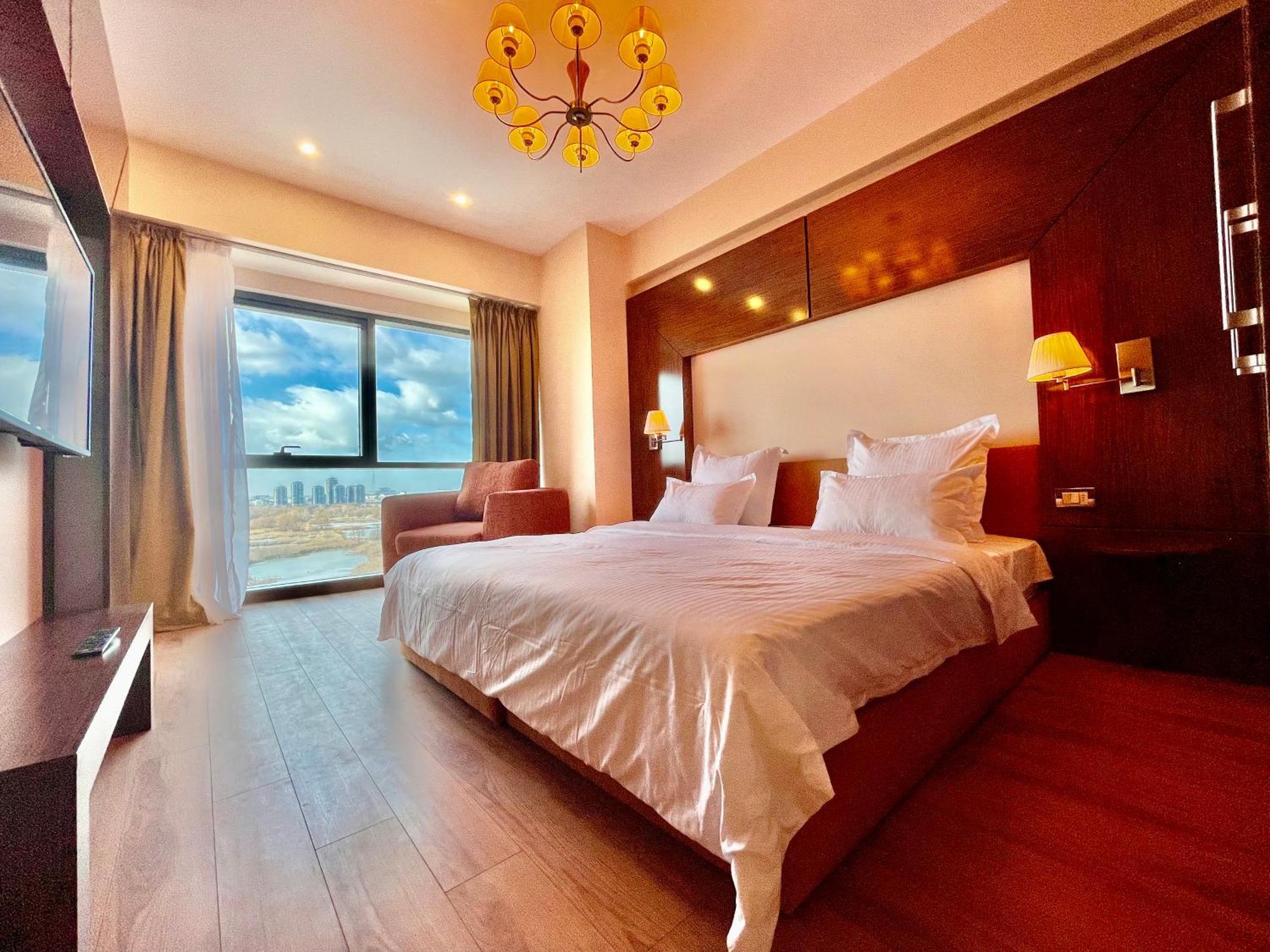 Royal Studio Apartment With A Perfect View - Yamaluxe Bukarest Eksteriør billede