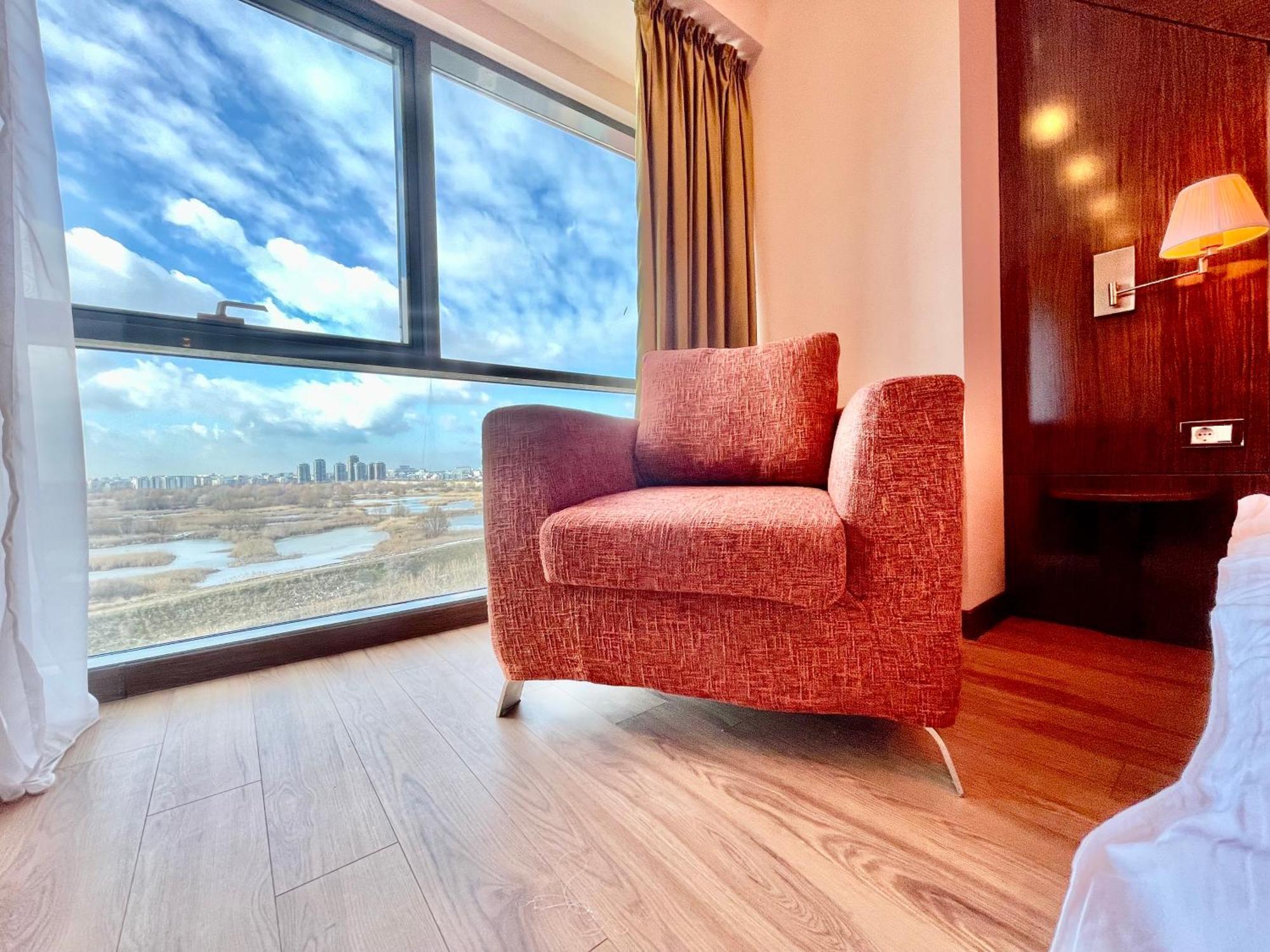 Royal Studio Apartment With A Perfect View - Yamaluxe Bukarest Eksteriør billede